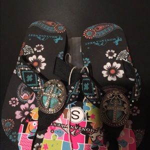 Girls Montana West flip flops